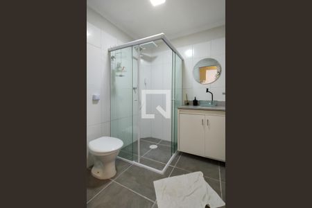 Banheiro de casa de condomínio para alugar com 2 quartos, 70m² em Vila Caiçara, Praia Grande