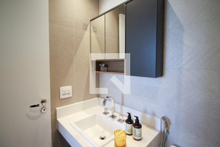 Banheiro de kitnet/studio para alugar com 1 quarto, 28m² em Vila Nova Conceição, São Paulo