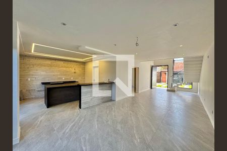 Sala de casa de condomínio à venda com 4 quartos, 180m² em Vargem Pequena, Rio de Janeiro