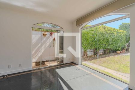 Sala de casa à venda com 3 quartos, 160m² em Guarujá, Porto Alegre