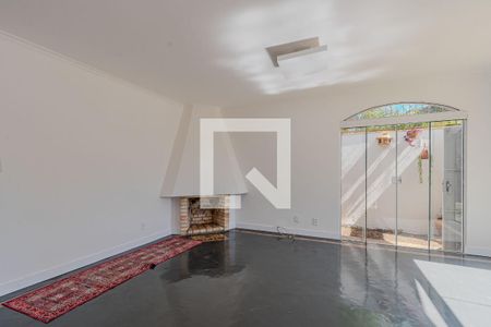 Sala de casa à venda com 3 quartos, 160m² em Guarujá, Porto Alegre