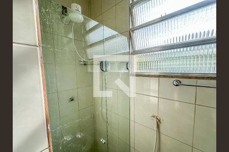 Banheiro de kitnet/studio para alugar com 1 quarto, 24m² em Catete, Rio de Janeiro