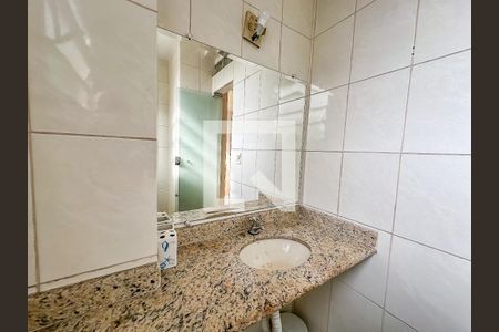Banheiro de kitnet/studio para alugar com 1 quarto, 24m² em Catete, Rio de Janeiro