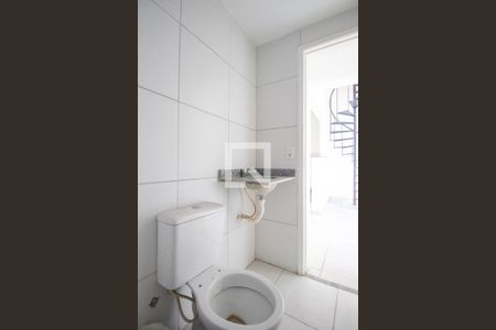 Banheiro de apartamento para alugar com 2 quartos, 49m² em Colubandê, São Gonçalo