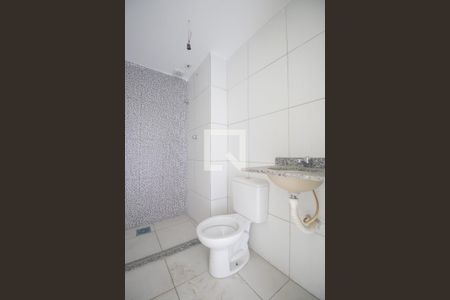 Banheiro de apartamento para alugar com 2 quartos, 49m² em Colubandê, São Gonçalo