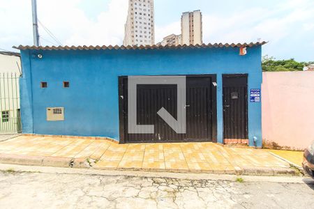 Fachada + Plaquinha de casa à venda com 2 quartos, 62m² em Vila Carmosina, São Paulo