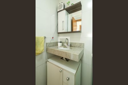 Banheiro de apartamento à venda com 2 quartos, 48m² em Morro Santana, Porto Alegre