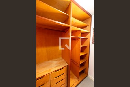 Closet da suíte de apartamento para alugar com 3 quartos, 130m² em Alphaville, Barueri