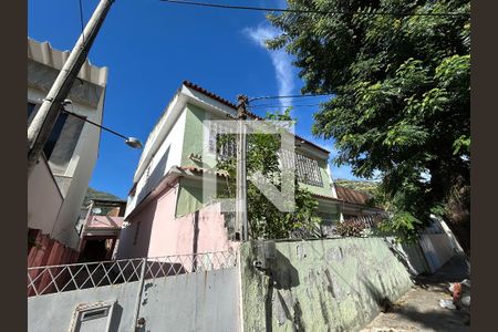 Fachada + plaquinha de casa para alugar com 2 quartos, 95m² em Piedade, Rio de Janeiro