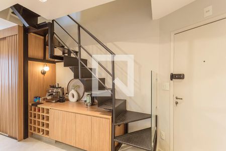 Escada de apartamento para alugar com 2 quartos, 100m² em Itaim Bibi, São Paulo