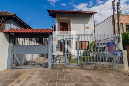 Fachada de casa à venda com 4 quartos, 240m² em Tristeza, Porto Alegre