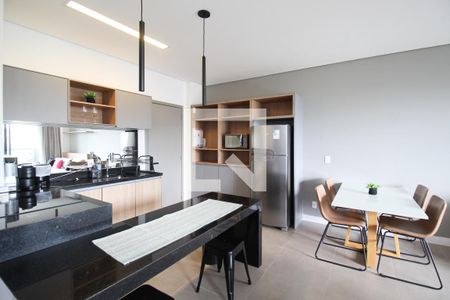 Cozinha de apartamento para alugar com 1 quarto, 58m² em Itaim Bibi, São Paulo