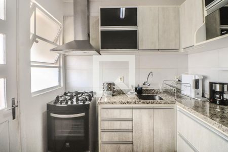 Cozinha e Área de Serviço de apartamento para alugar com 1 quarto, 44m² em São João, Porto Alegre