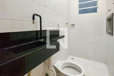 Banheiro de casa de condomínio para alugar com 2 quartos, 53m² em Samambaia, Praia Grande