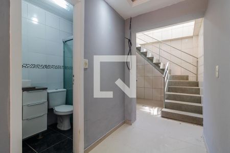 Sala de casa de condomínio para alugar com 1 quarto, 40m² em Guarujá, Porto Alegre