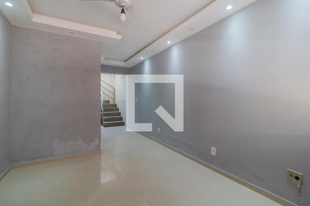 Sala de casa de condomínio para alugar com 1 quarto, 40m² em Guarujá, Porto Alegre