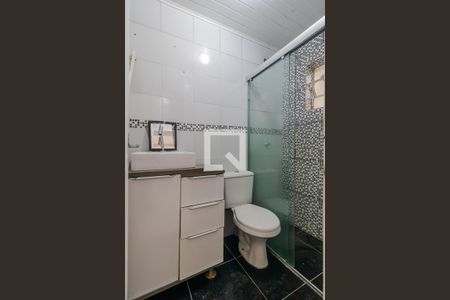 Banheiro de casa de condomínio para alugar com 1 quarto, 40m² em Guarujá, Porto Alegre