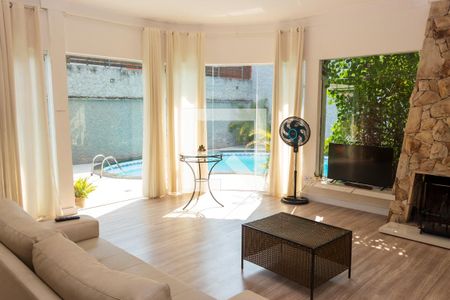 Sala de TV de casa à venda com 6 quartos, 560m² em Jardim Los Angeles, São Paulo