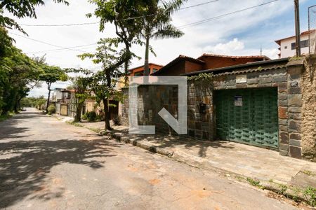 Fachada de casa à venda com 3 quartos, 360m² em Itapoã, Belo Horizonte