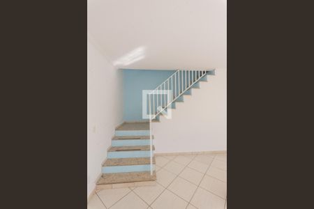 Escada da Sala de casa para alugar com 2 quartos, 70m² em Parque Jambeiro, Campinas