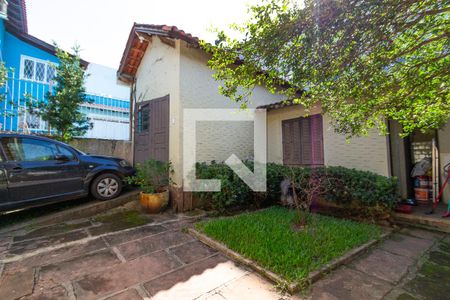 Quintal de casa à venda com 3 quartos, 110m² em Teresópolis, Porto Alegre