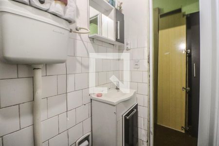 Banheiro de apartamento à venda com 2 quartos, 52m² em Jardim Itu, Porto Alegre