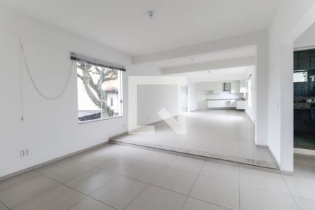 Sala de casa para alugar com 2 quartos, 120m² em Jardim das Oliveiras, São Paulo