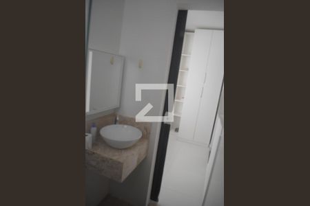Banheiro da Suíte 1 de apartamento para alugar com 2 quartos, 60m² em Stella Maris, Salvador