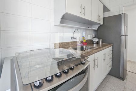 Cozinha de apartamento para alugar com 2 quartos, 70m² em Balneario Guarujá, Guarujá