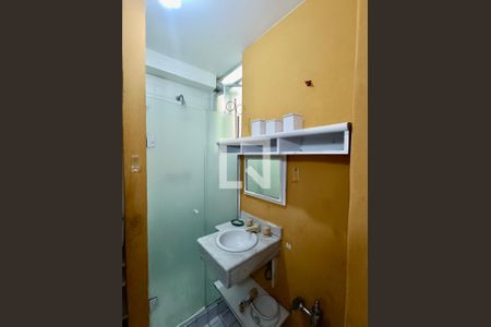 Banheiro social de kitnet/studio para alugar com 1 quarto, 23m² em Copacabana, Rio de Janeiro