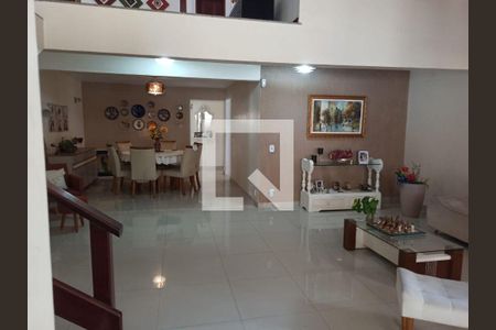 Casa à venda com 4 quartos, 235m² em Marazul, Niterói