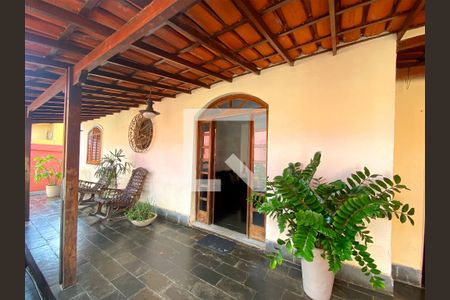 Varanda frente de casa à venda com 4 quartos, 226m² em Betânia, Belo Horizonte