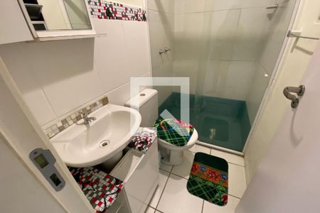 Banheiro de apartamento para alugar com 2 quartos, 60m² em Jardim Primavera, Duque de Caxias