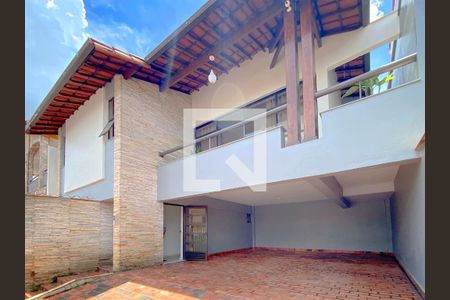 Fachada de casa à venda com 4 quartos, 270m² em Santa Cruz, Belo Horizonte