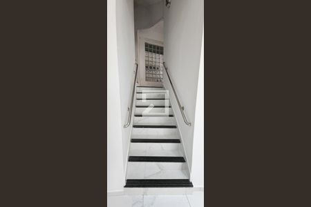 Escada de apartamento para alugar com 1 quarto, 58m² em Ponta da Praia, Santos