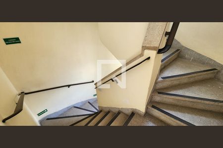 Escada de apartamento para alugar com 1 quarto, 58m² em Ponta da Praia, Santos