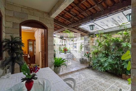 Entrada de casa à venda com 3 quartos, 200m² em Alto Caiçaras, Belo Horizonte