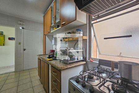 Cozinha de apartamento para alugar com 3 quartos, 94m² em Jardim Las Palmas, Guarujá