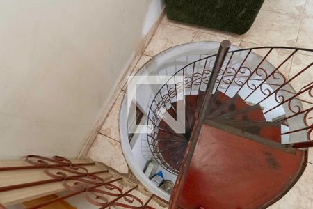 Escada de casa à venda com 3 quartos, 210m² em Santa Branca, Belo Horizonte