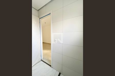 Banheiro de apartamento para alugar com 1 quarto, 28m² em São Domingos, São Paulo