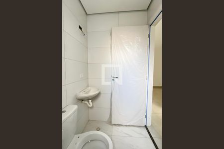 Banheiro de apartamento para alugar com 1 quarto, 28m² em São Domingos, São Paulo
