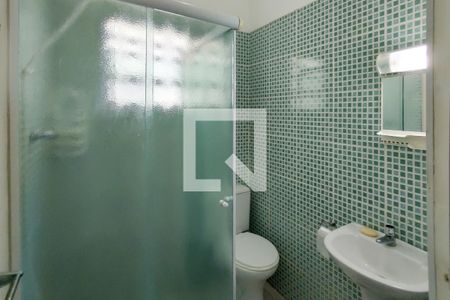 Banheiro da Suíte de casa de condomínio para alugar com 2 quartos, 85m² em Canto do Forte, Praia Grande