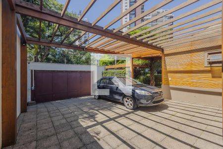Garagem de casa à venda com 3 quartos, 600m² em Alto de Pinheiros, São Paulo