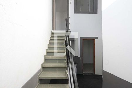 Escada externa de casa para alugar com 1 quarto, 40m² em Parque dos Bancarios, São Paulo