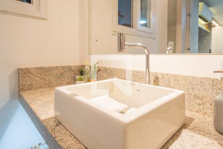 Lavabo da sala de casa de condomínio à venda com 3 quartos, 196m² em Vila Nova, Porto Alegre