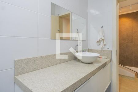 Banheiro Social de casa de condomínio à venda com 3 quartos, 196m² em Vila Nova, Porto Alegre
