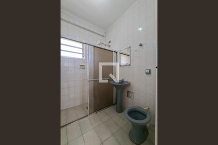 Banheiro de apartamento para alugar com 1 quarto, 42m² em Guilhermina, Praia Grande