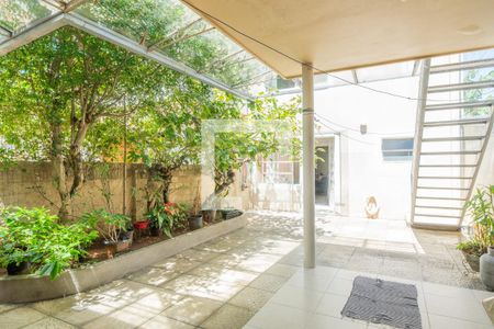 Quintal de casa à venda com 4 quartos, 200m² em Medianeira, Porto Alegre