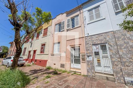 Fachada de casa à venda com 4 quartos, 200m² em Medianeira, Porto Alegre