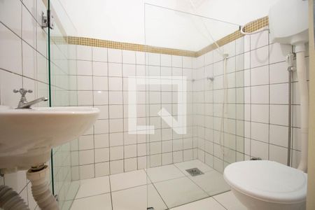 Banheiro Social de kitnet/studio para alugar com 1 quarto, 20m² em Cln 313, Brasília